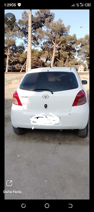 mercedes e 2: Toyota Yaris – ağ rəngli, 5 qapılı hetçbek Texniki/eksteryer: - — 3