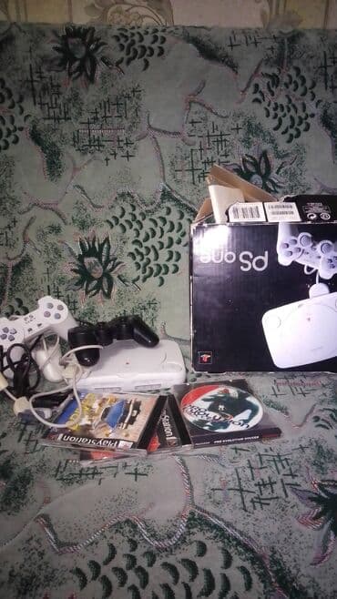instpower nədir: Ağ rəngdə olan orijinal Sony PlayStation One oyun konsolu, iki ədəd — 1