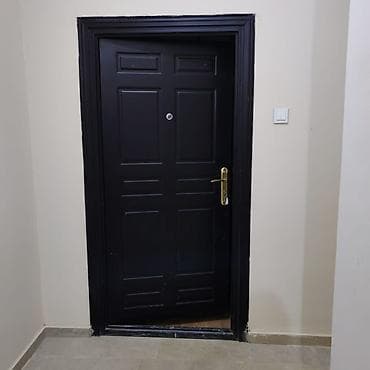 Dəmir giriş qapısı – tünd qəhvəyi/çəhrayı-qaraya yaxın rəng, klassik