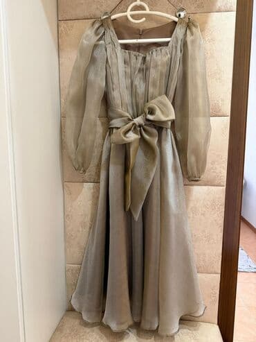 qizil qolbagilar: Zərif zərif parıltılı toxumadan hazırlanmış uzun ziyafət libası. - — 1