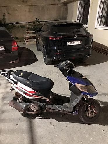 kasklar motor: Skuter – şəhər içi qısa məsafələr üçün praktik iki təkərli nəqliyyat — 2