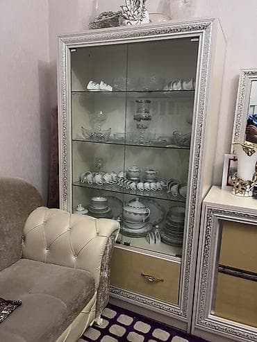 Qonaq otağı üçün vitrinli mebel dəsti - Tərkibi: 2 ədəd şüşə vitrin
