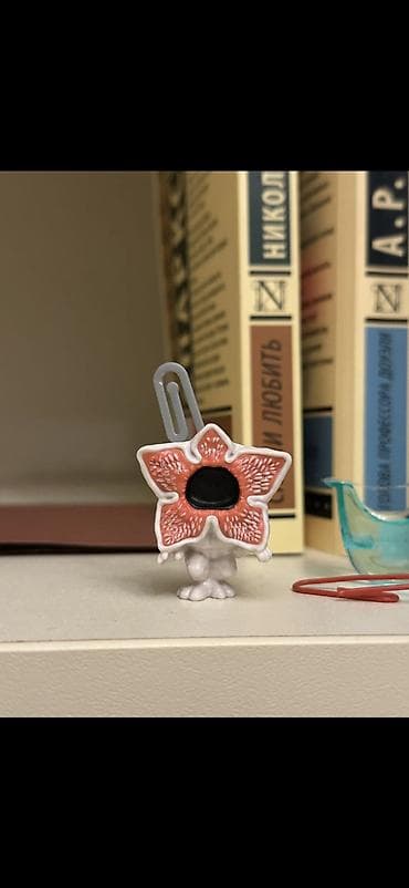 mini çanta: Mini kolleksiya fiquru – çiçək formalı başlı, qara mərkəzli dizayn. - — 1