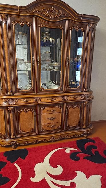 siyirmeli skaf: Klassik üslubda taxta qonaq otağı mebeli dəsti - Material: təbii ağac — 2