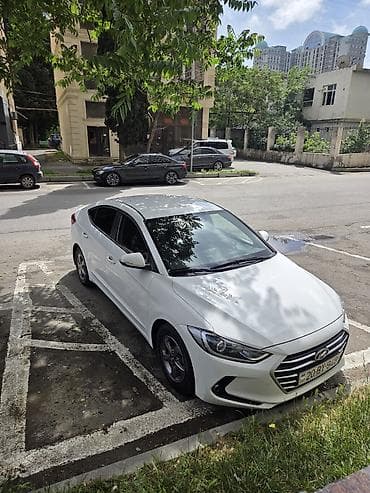 lider disk: Hyundai Elantra sedan – ağ rəng, Azərbaycan nömrə nişanı. Şəhər və — 6