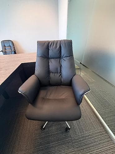 Ofis kreslosu – yumşaq yastıqcıqlı arxa və oturacaq, geniş