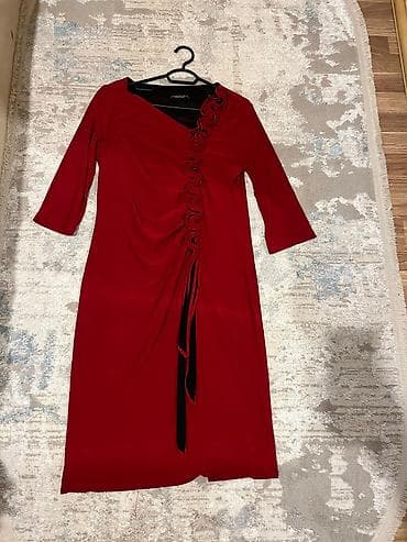 Qırmızı rəngli qadın paltarı - Model: Sarma-efektli wrap stilində