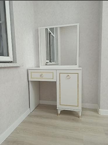 oyunca: Ağ rəngli makiyaj masası və güzgü dəsti. - Minimalist dizayn, qızılı — 1