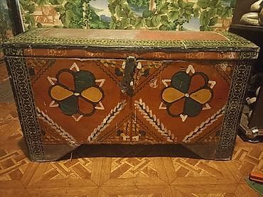 ev darvazalari: Əl işi boyalı taxta sandıq sandiq gorduuyunuz vezyetdedir. uzunlugu — 1