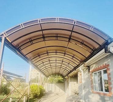 dam örtükləri işlənmiş: Metal konstruksiyalı, polikarbonat örtüklü avtomobil kölgəsi. Bu kölgə — 3