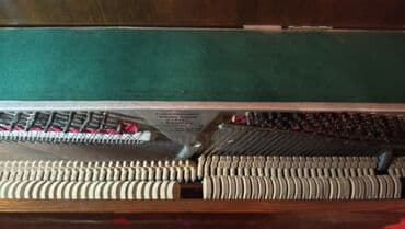 nerd taxta oyunu: Akkustik piano – upright tipli, taxta korpuslu. Klaviatura 88 klavidən — 3