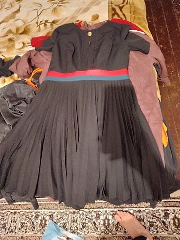 desd geyimler: Qadın geyim dəsti 1) Qara bluz: - Material: şəffaf naxışlı tor toxuma — 2