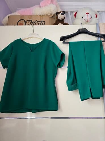 женский костюм новый: Əyinə böyük olduğu üçün dərzidə yığılıb,ama heç geyinilməyib,dəst — 1