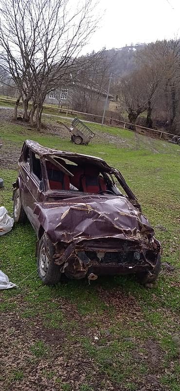 zaslonka satilir: VAZ-2121 Niva Qəzzalı vəziyyətdə satılır sənədləri qaydasındadı — 2