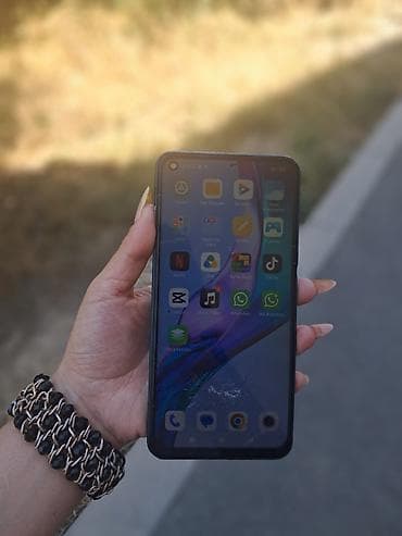 Android smartfon - Ekran: Tam ekran (sol yuxarıda ön kamera üçün — 5