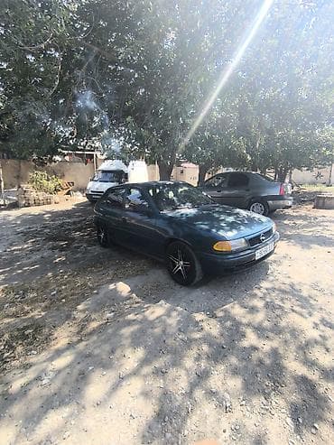vectra b fara: Opel Astra F sedan - Kuzov: 4 qapılı sedan, tünd yaşıl rəng - Salon — 2