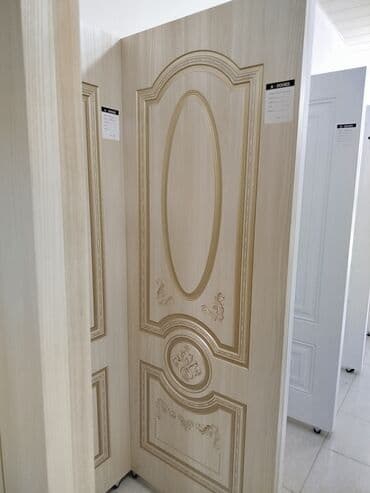 qapi mdf: Ağ rəngdə, klassik üslubda hazırlanmış qapı. Qapının üzərində oval və — 1