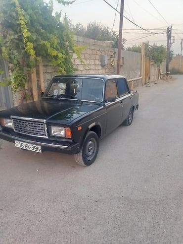 byd diski: LADA 2107 sedan təqdim olunur. Avtomobil qara rəngdədir və klassik — 4