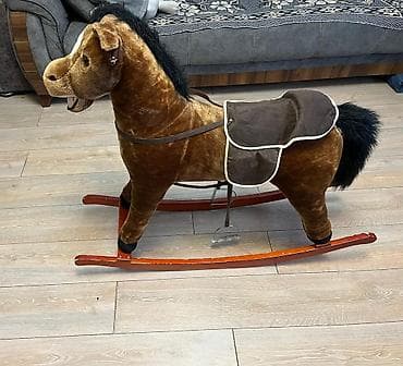 Uşaq yelləncək atı – peluş gövdəli, taxta/metal yelləncək baza