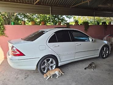 e 3 2: Mercedes-Benz C 230: 2.5 l | 2006 il Sedan — 5