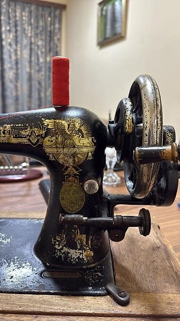CD, DVD disklər və kassetlər: Antik mexaniki tikiş maşını – əl ilə fırladılan (kranklı) model — 4