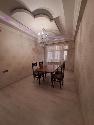 Mənzilin təsviri: - Geniş, işıqlı zal: dekorativ asma tavan