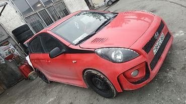 Hyundai i20, hetçbek, qırmızı rəngdə, vizual tüninq paketli. Xarici
