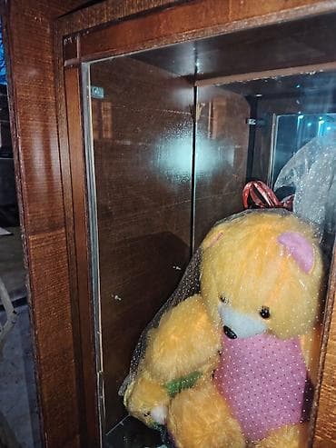 ayakkabi refi: Diqqet sadece ozu satilir oyuncaqlar cixardilacaq Vitrinli bufet – — 3