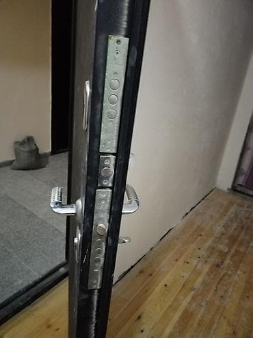 seyf dəmir qapı: Mənzil üçün İşlənmiş Giriş qapısı Glazok ilə, Ünvandan götürmə — 5