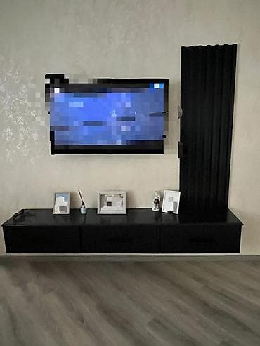 Məhsul: Divara montaj olunan qara TV stendi və dekor paneli dəsti