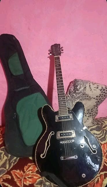 Yarım-hollow tipli elektrik gitara - Korpus: yarım-hollow dizayn, iki