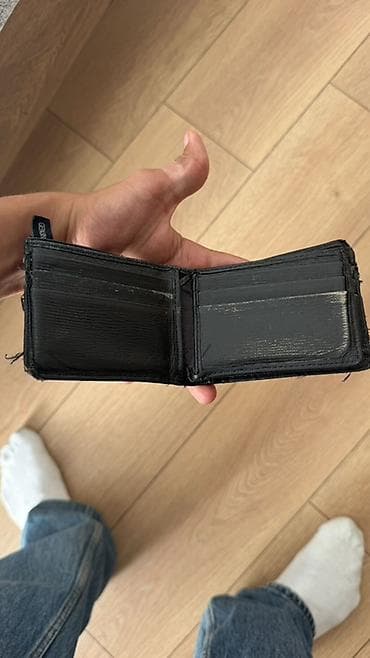 portmane: Calvin Klein kişi pulqabısı – qara rəng. Xüsusiyyətlər: - Kompakt — 3