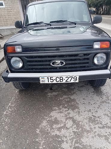 Model: Lada Niva (VAZ 2121) Kuzov: 3 qapılı off-road/SUV, qara rəng