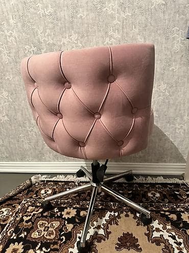 stullar: Pudra-çəhrayı rəngdə yumşaq məxmər üzü ilə fırlanan ofis/maqaj stulu — 2