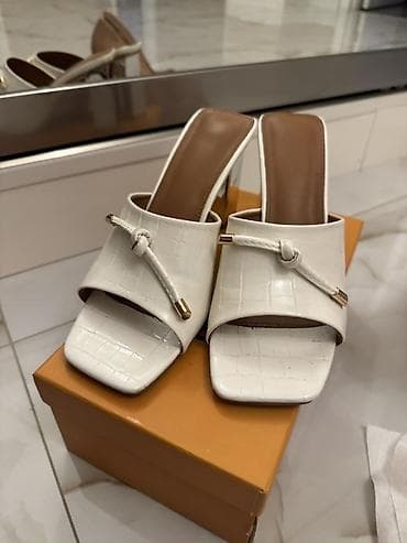 Домашние тапочки: Ağ rəngli qadın mule sandaleti - Model: açıq burunlu, kvadrat formalı — 1