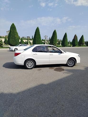 suse balon: Ağ rəngli sedan avtomobil Xüsusiyyətlər: - Gövdə: 4 qapılı sedan, ağ — 1