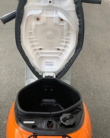 elektrikli cross motor: Suzuki skuter – parlaq narıncı/ağ rəng kombinasiya, şəhər içi rahat — 8