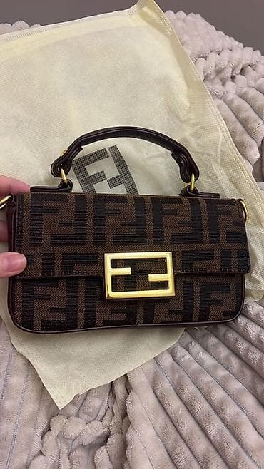 Mini çiyin/əl çantası – qəhvəyi/qaranın kombinasiyasında monoqram