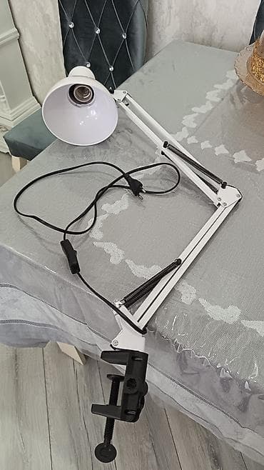 ləmpə: Yeni, masaya bərkidilən lampa təcili satılır. Ağ rəng, metal — 4