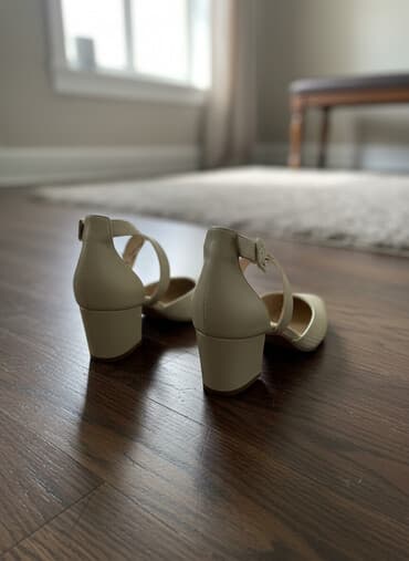 Qadın ayaqqabısı – krem rəng - Model: itili burun, açıq yanlı dizayn