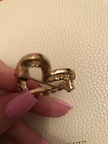 Qızılı rəngli ürək formalı bəzək sancağı Həzi Aslanov metrosunun — 2