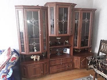 Klassik üslubda iri ölçülü qonaq otağı üçün vitrinalı-stenka dəsti