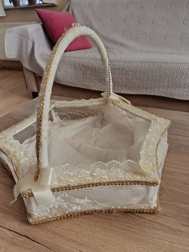 Chery: Fərqli formalarda və rənglərdə hazırlanmış bəzəkli zənbillər. Bu — 6