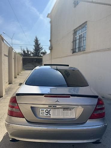 mersedes acari: Mercedes-Benz E-Class: 3.2 l | 2004 il Sedan — 5