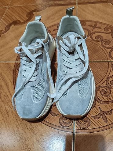 красовка: Qadın krossovkası - Rəng: açıq boz/ağ tonlar, yanlarda metalik — 1