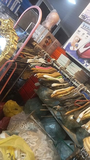 Geyim asılqanları və vitrin avadanlıqları - Materiallar: taxta
