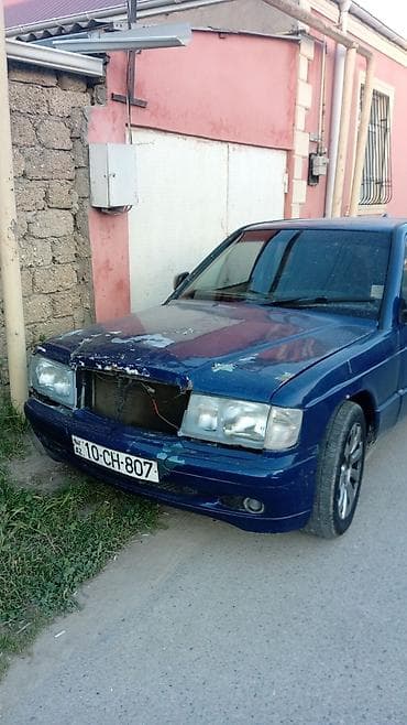 audi 4: Mercedes-Benz sedan (W201 – 190 seriyası). Göy rəngli, 4 qapılı. Arxa — 2