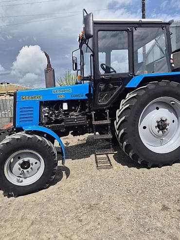 r15 təkər: Belarus 892 kənd təsərrüfatı traktoru - Model: BELARUS 892 — 4