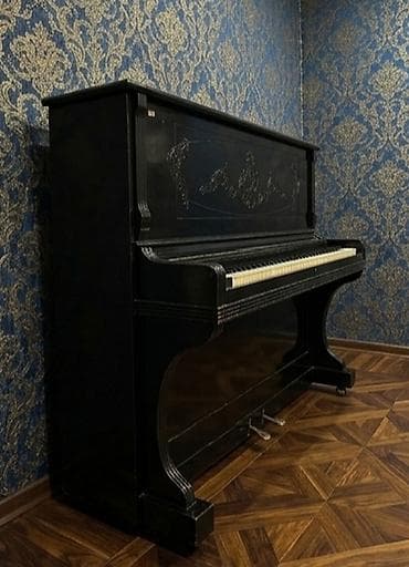 Upright piano – klassik qara rəngli, taxta korpuslu. Xüsusiyyətlər: - — 3