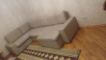 Künc divanı – L şəklində, müasir minimal dizayn. Neytral açıq-boz